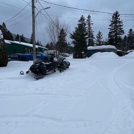 Camping Le 4 Chemins LʼAnse-Saint-Jean Buitenkant foto