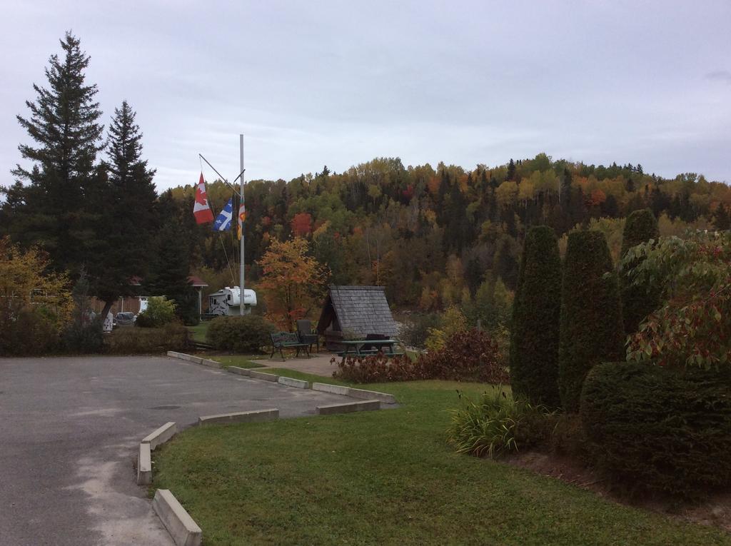 Camping Le 4 Chemins LʼAnse-Saint-Jean Kamer foto