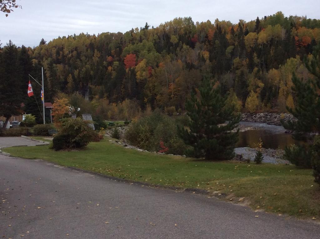 Camping Le 4 Chemins LʼAnse-Saint-Jean Kamer foto