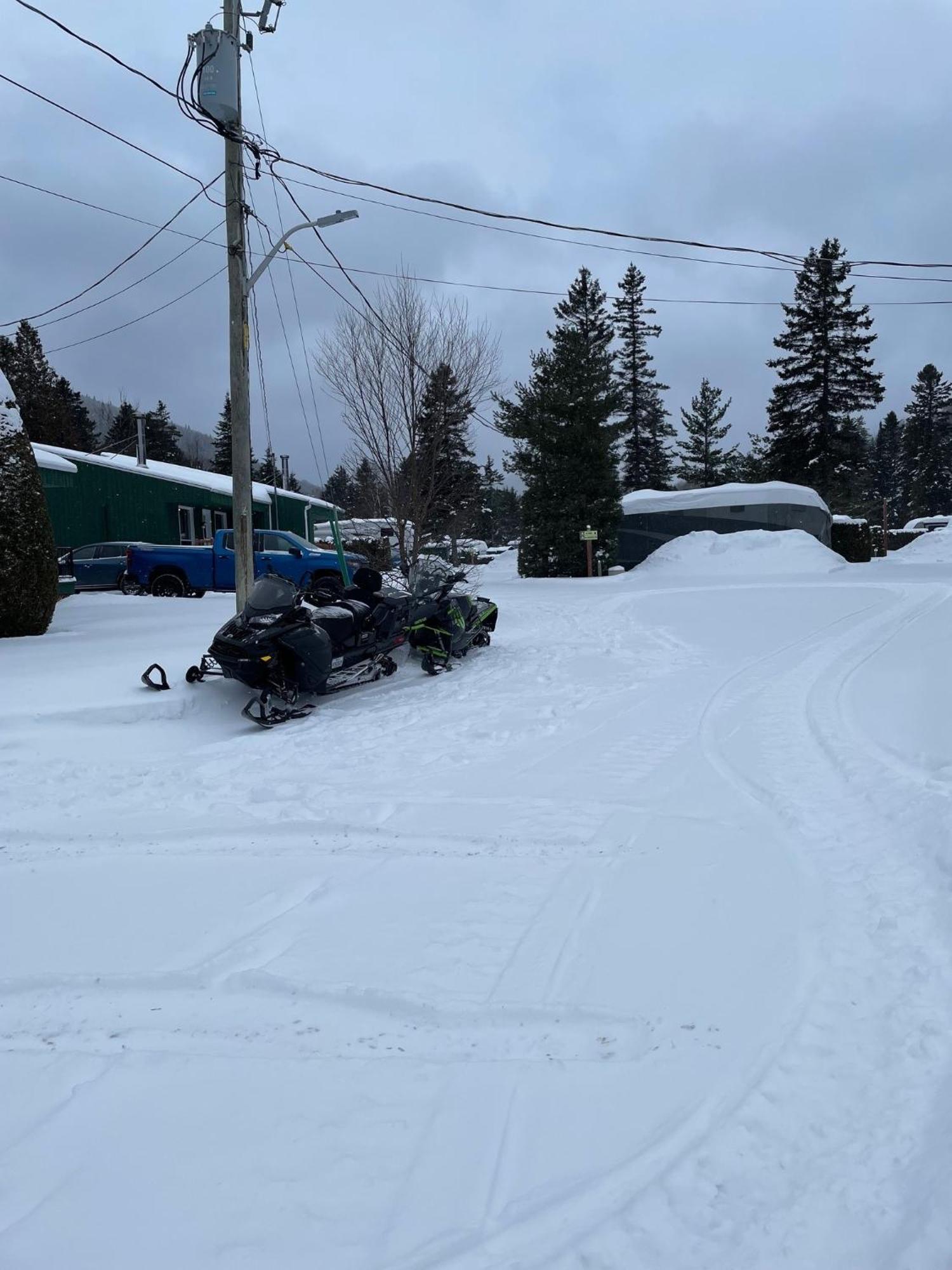 Camping Le 4 Chemins LʼAnse-Saint-Jean Buitenkant foto