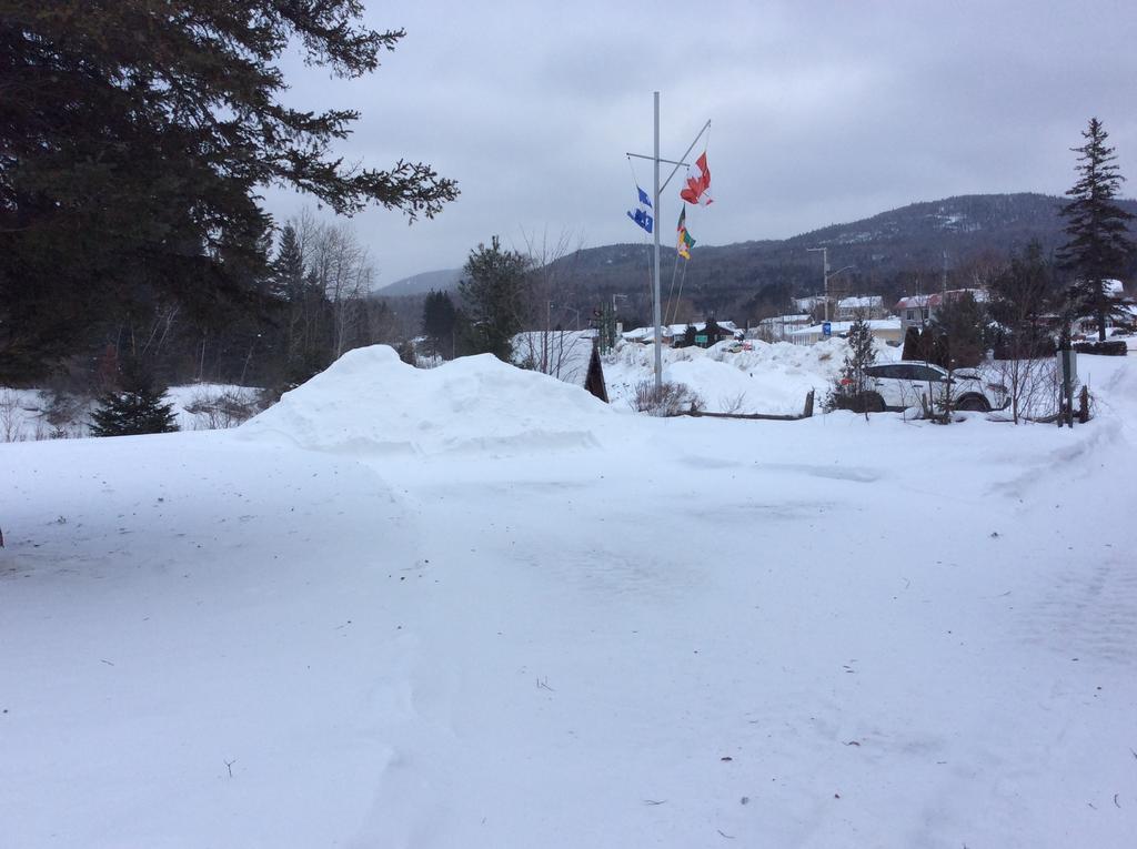 Camping Le 4 Chemins LʼAnse-Saint-Jean Buitenkant foto