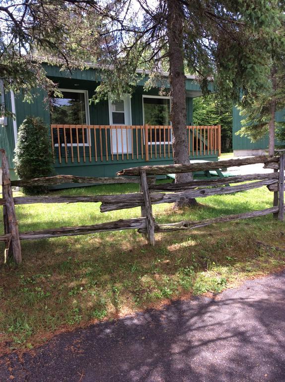 Camping Le 4 Chemins LʼAnse-Saint-Jean Buitenkant foto