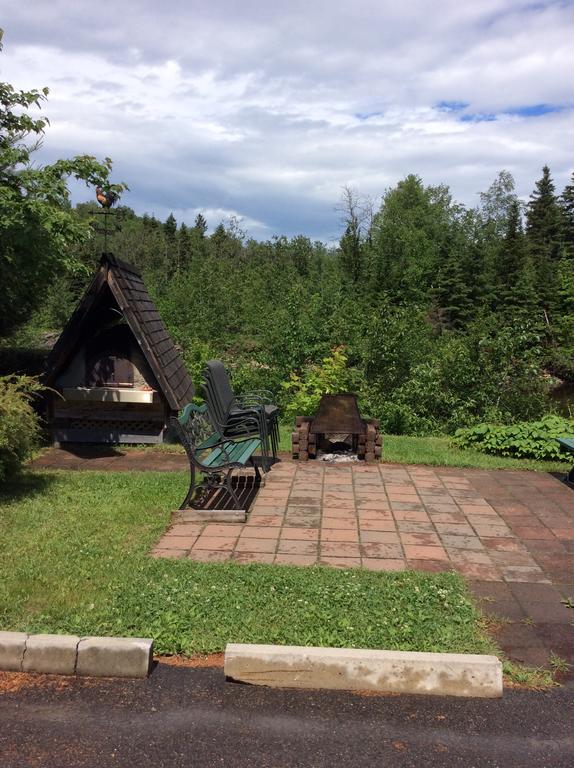 Camping Le 4 Chemins LʼAnse-Saint-Jean Buitenkant foto